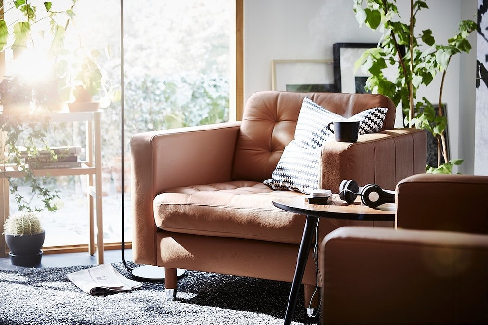 Крісло ІКЕА з текстильною оббивкою в сучасному лофт інтер'єрі