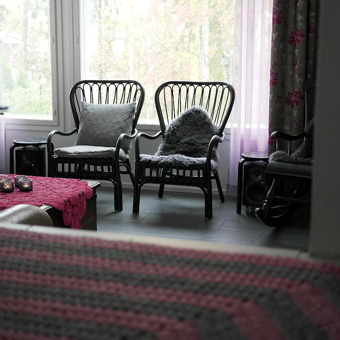 Шкіряне крісло ІКЕА в класичному інтер'єрі вітальні, елегантне та зручне