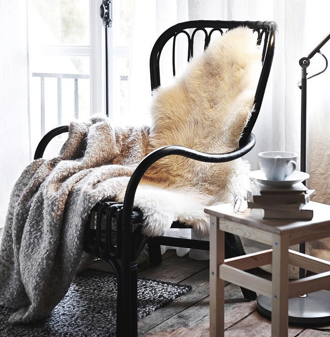 Крісло-гойдалка ІКЕА в дитячій кімнаті, зручне місце для відпочинку