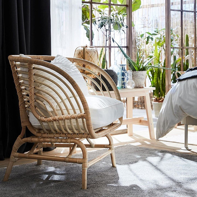 Крісло ІКЕА в скандинавському інтер'єрі: природні матеріали та світлі тони для затишку