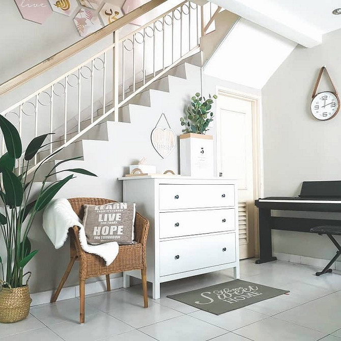 Крісло ІКЕА з м'якою оббивкою в світлому скандинавському інтер'єрі