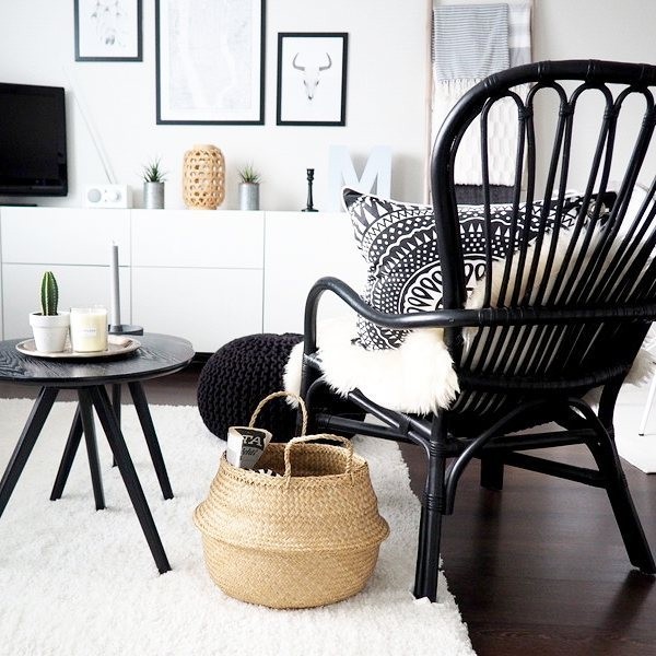 Крісло ІКЕА з високою спинкою в мінімалістичному інтер'єрі кабінету