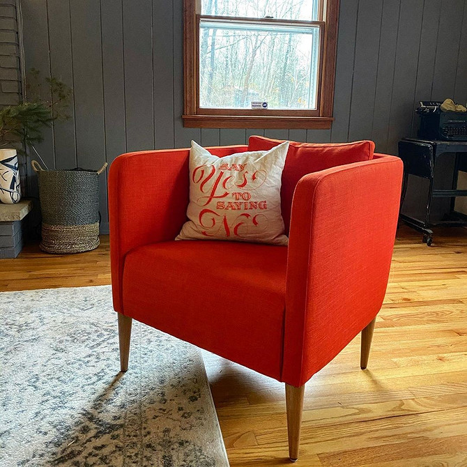 Зручне крісло ІКЕА з високою спинкою для відпочинку та релаксації.