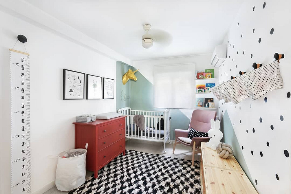 Крісло ІКЕА з пледом в затишному куточку, комфортний простір для відпочинку вдома.