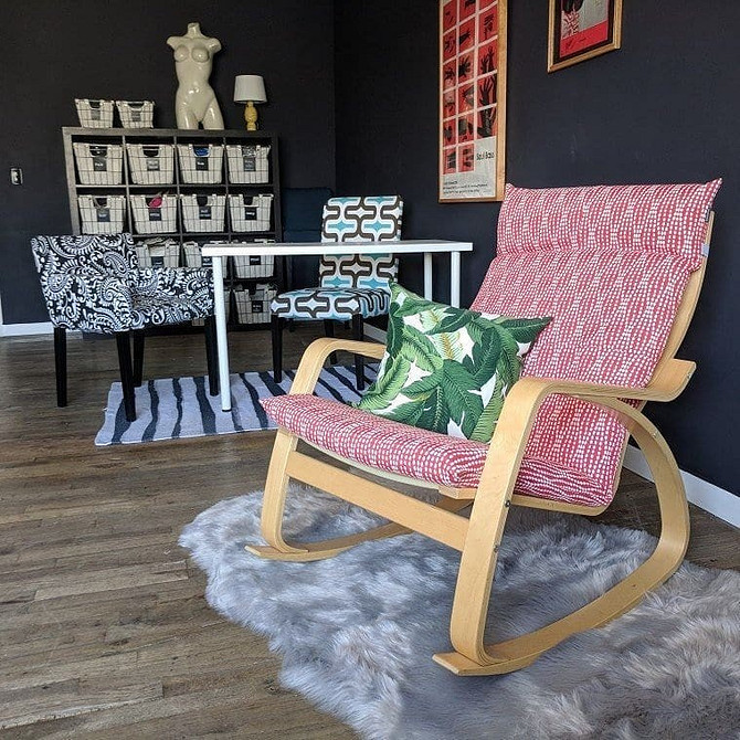 Стильне шкіряне крісло ІКЕА в сучасному кабінеті, елегантний дизайн, меблі ІКЕА.