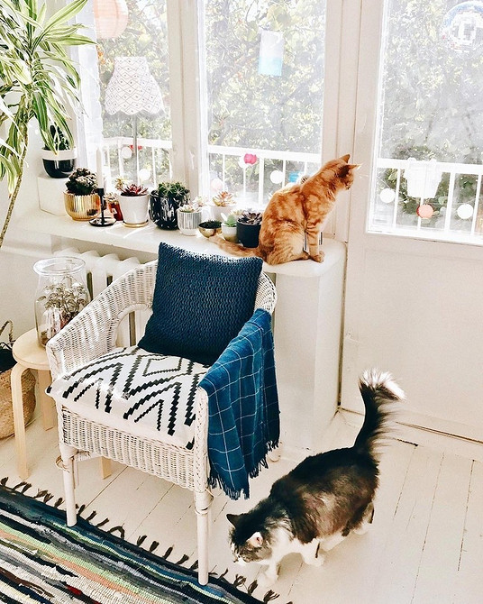 Елегантне крісло ІКЕА з дерев'яними ніжками в сучасному дизайні кімнати