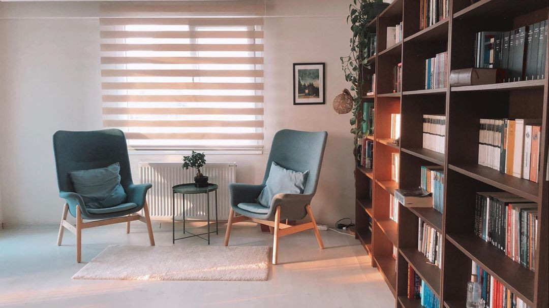 Крісло ІКЕА яскравого кольору в мінімалістичному інтер'єрі, додає акцент та стиль.