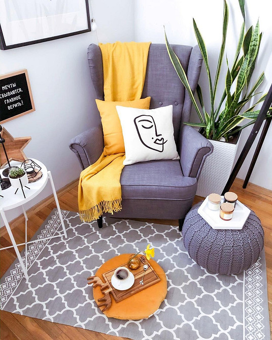 Сучасне крісло ІКЕА в мінімалістичному інтер'єрі: простота та функціональність