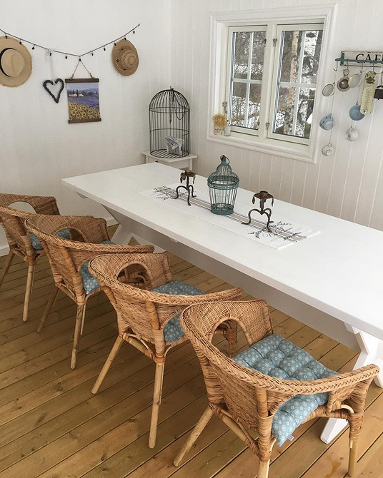 Крісло ІКЕА в сучасному інтер'єрі вітальні, зручне та стильне