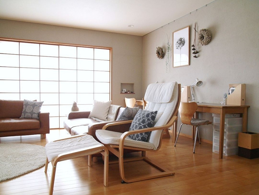 Елегантне крісло ІКЕА з м'якою оббивкою в інтер'єрі світлої кімнати, дизайн інтер'єру.