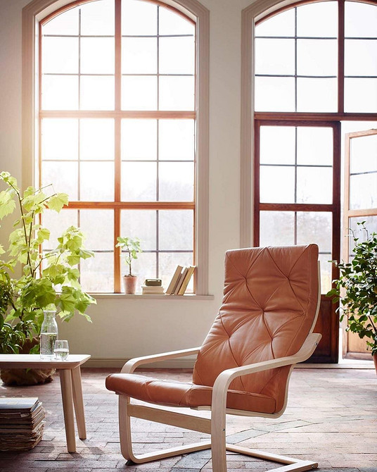 Крісло ІКЕА з незвичайним дизайном, що додає унікальності інтер'єру.