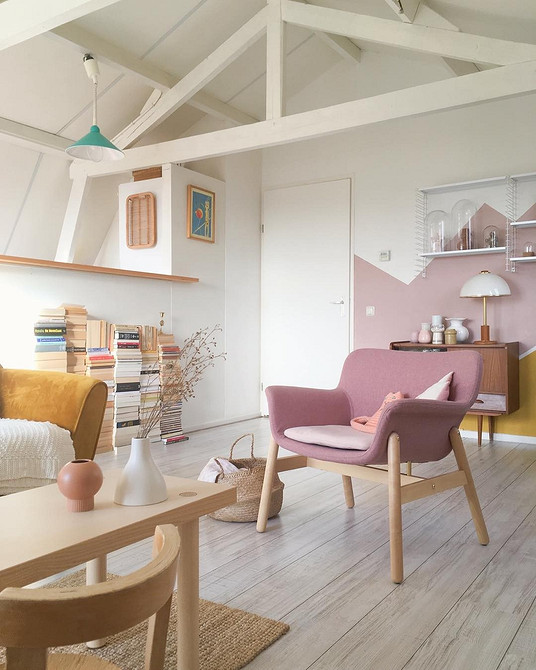 Крісло ІКЕА незвичайного дизайну в сучасній вітальні, акцентний елемент інтер'єру.