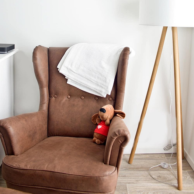 Затишне крісло ІКЕА з подушками в скандинавському стилі, комфорт та тепло.