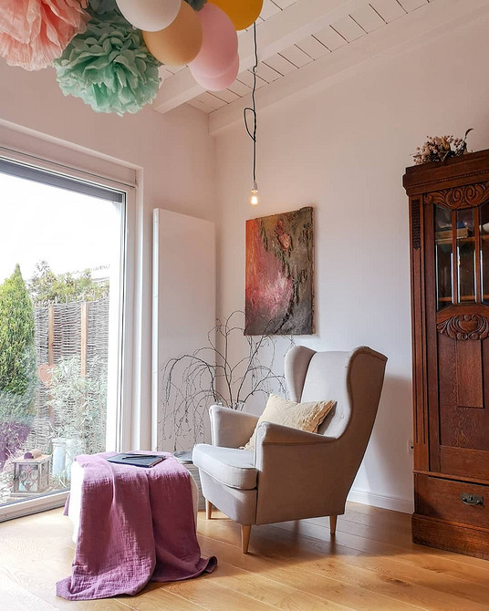 Крісло ІКЕА в сучасному інтер'єрі вітальні, поєднання стилю та комфорту.