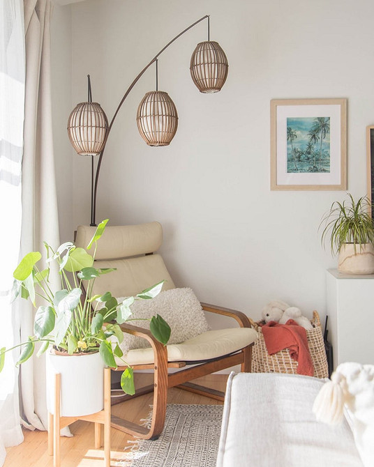 Крісло ІКЕА біля вікна, ідеальне місце для читання з природним освітленням.