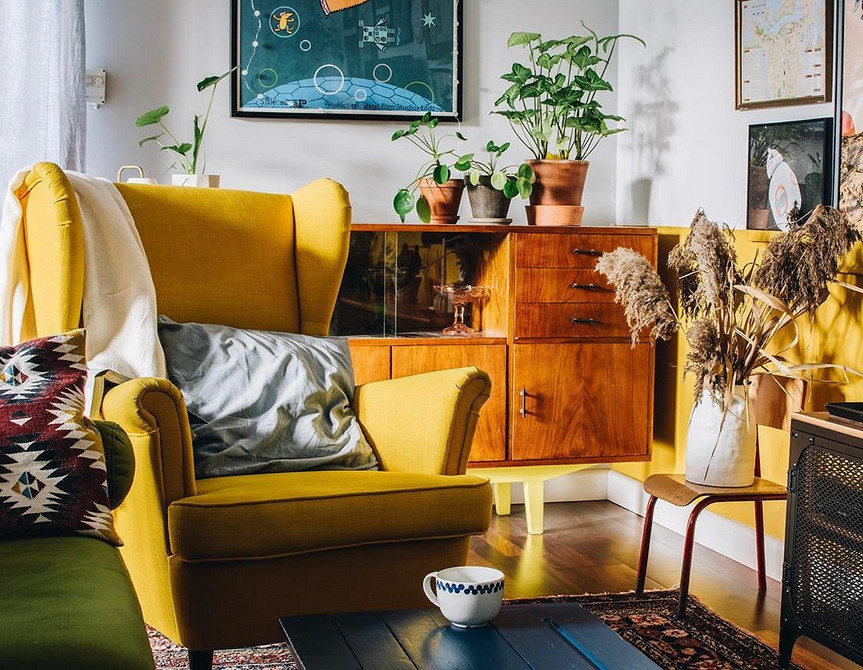 Затишне крісло ІКЕА біля вікна: ідеальне місце для читання та релаксу