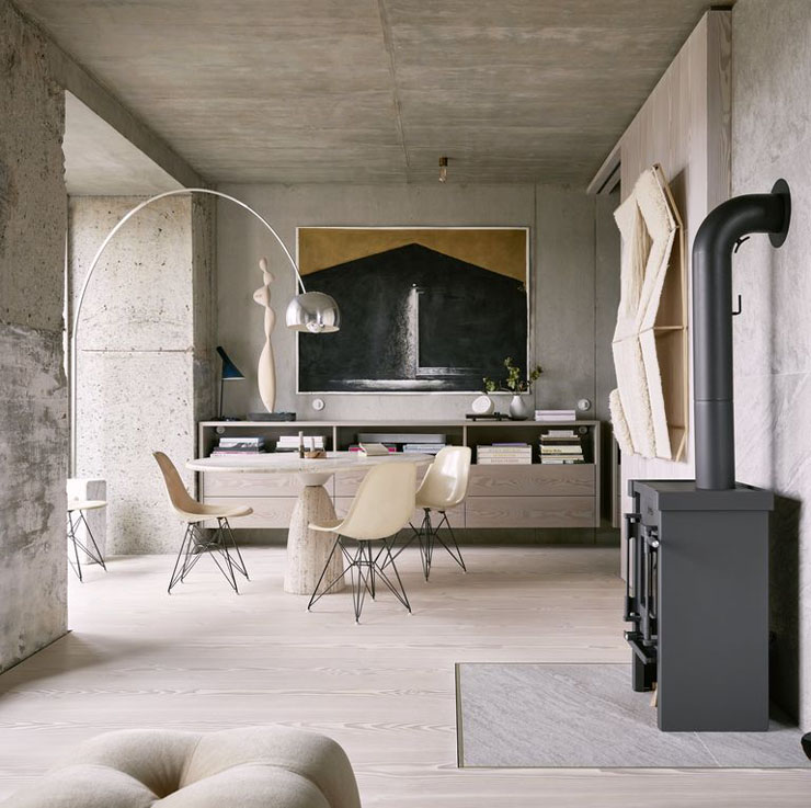 Бетонний декор у ванній кімнаті: раковина, дзеркало та підлога з текстурою бетону.