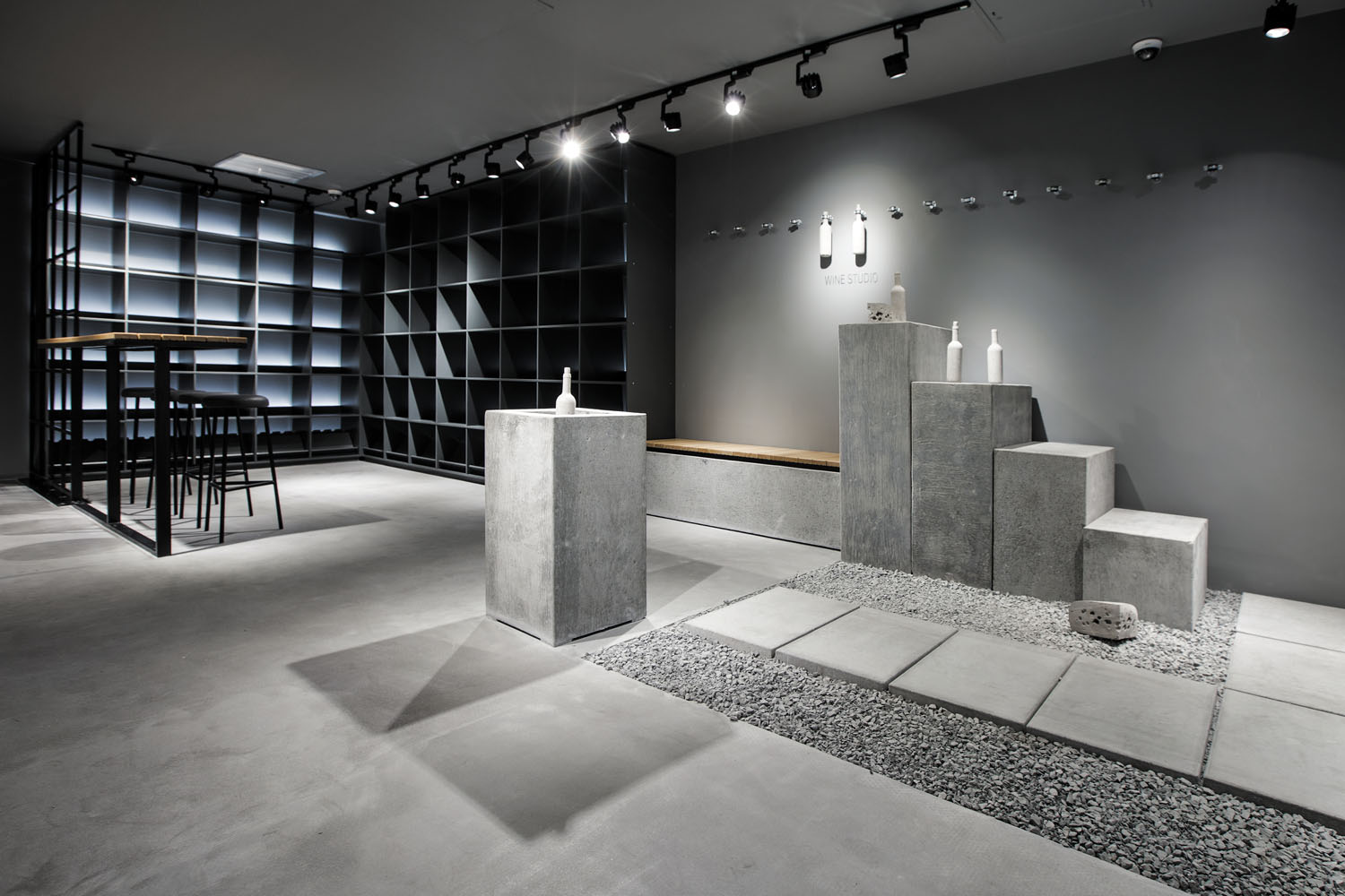 Вітальня в стилі неокласики з бетонними елементами та елегантними меблями в пастельних тонах.