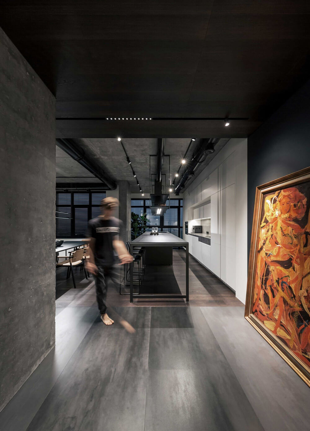 Сучасний офіс з бетонною стелею та яскравим освітленням.