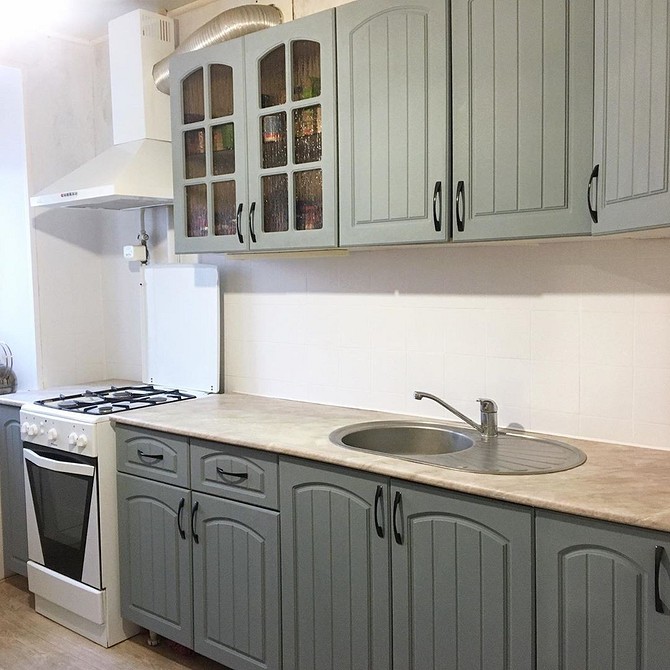 Фарбування кухонних фасадів акриловою фарбою для створення ефекту зістарювання та захисту.
