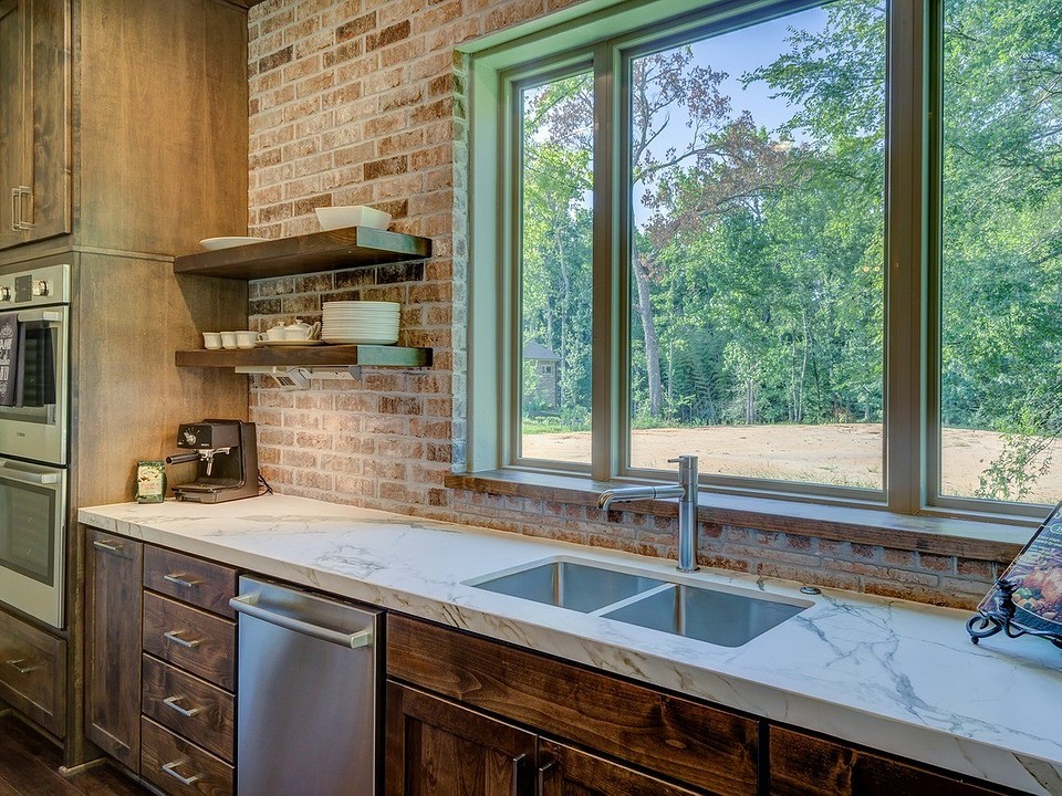 Нанесення лаку на пофарбовані кухонні фасади для захисту від вологи та механічних пошкоджень.