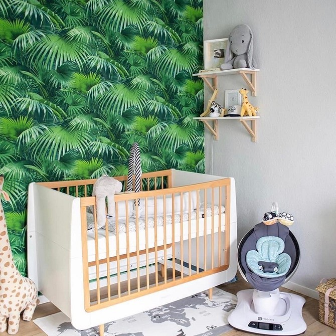 Підготовка дитячого ліжечка до фарбування: шліфування та очищення перед нанесенням безпечної фарби.