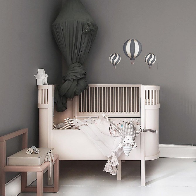 Інструменти для фарбування дитячого ліжечка: пензлі, валики та безпечна акрилова фарба.