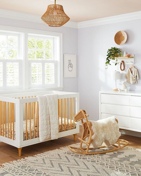 Процес фарбування дитячого ліжечка акриловою фарбою: безпечний вибір для дитячих меблів.