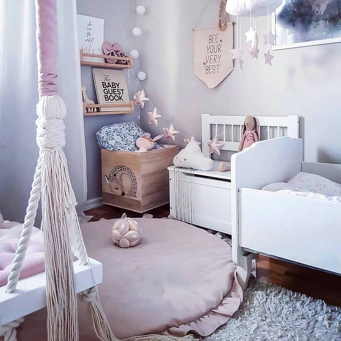 Дитяче ліжечко після фарбування: оновлений вигляд та безпечне покриття для дитячих меблів.