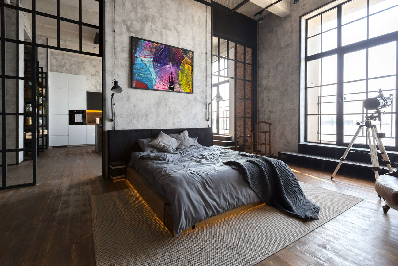 Спальня в індустріальному стилі з мінімалістичним декором та акцентною стіною