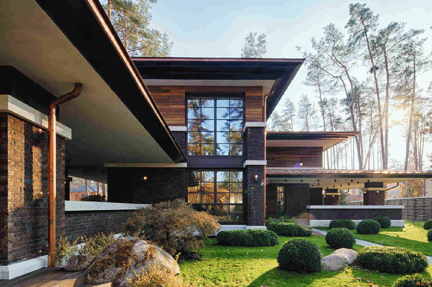 Сучасний будинок з великими вікнами в котеджному містечку, вид з вулиці