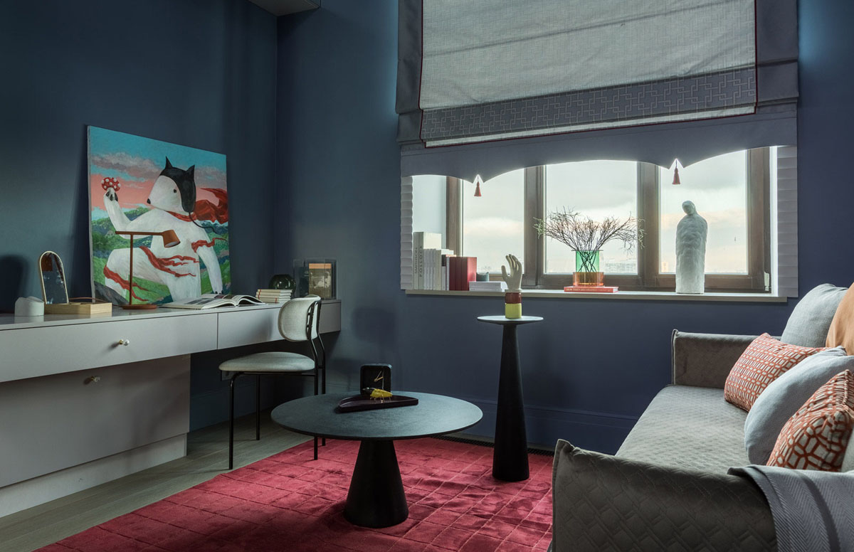 Різні декоративні подушки на дивані, текстиль для дому, дизайн інтер'єру у світлих тонах