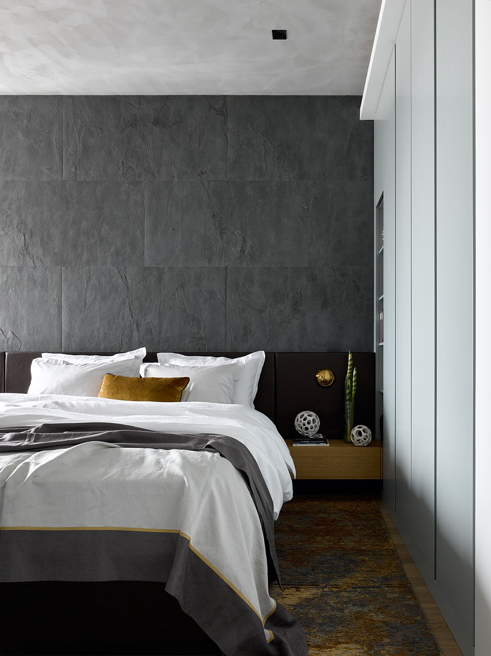 Яскраві декоративні подушки на кріслі, додають кольору та індивідуальності в інтер'єр