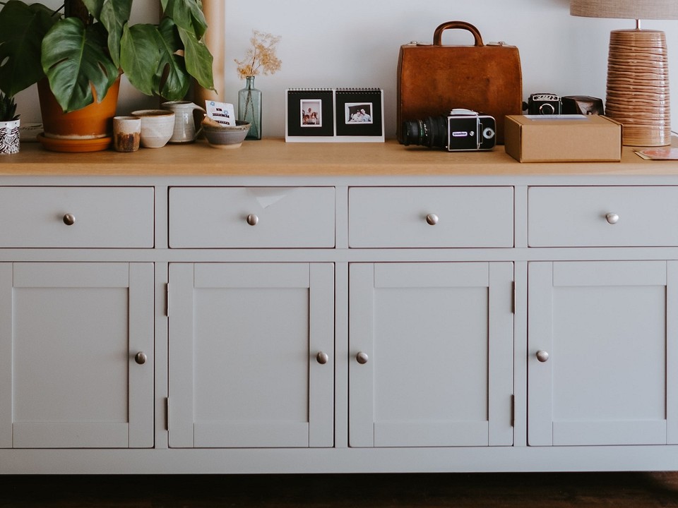 Інструменти для виготовлення обувниці своїми руками: молоток, пила, шуруповерт.