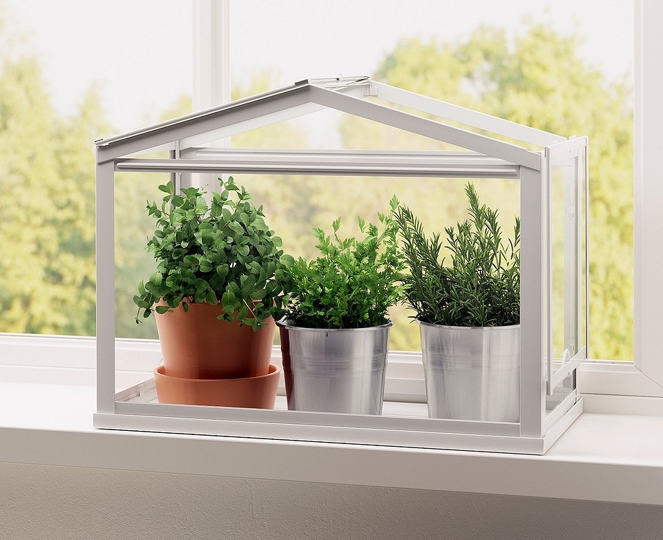 Дерев'яні полиці для квітів на підвіконні, виготовлені своїми руками.