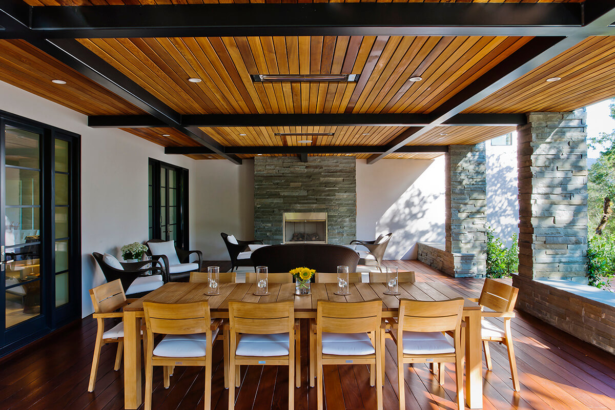 Дерев'яні балки на стелі: стильний дизайн інтер'єру з акцентом на екологічність та натуральність.