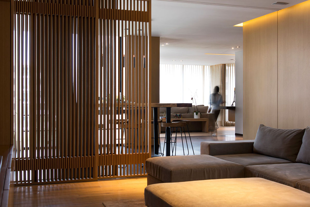 Сучасний інтер'єр з дерев'яними рейками, мінімалістичний стиль.