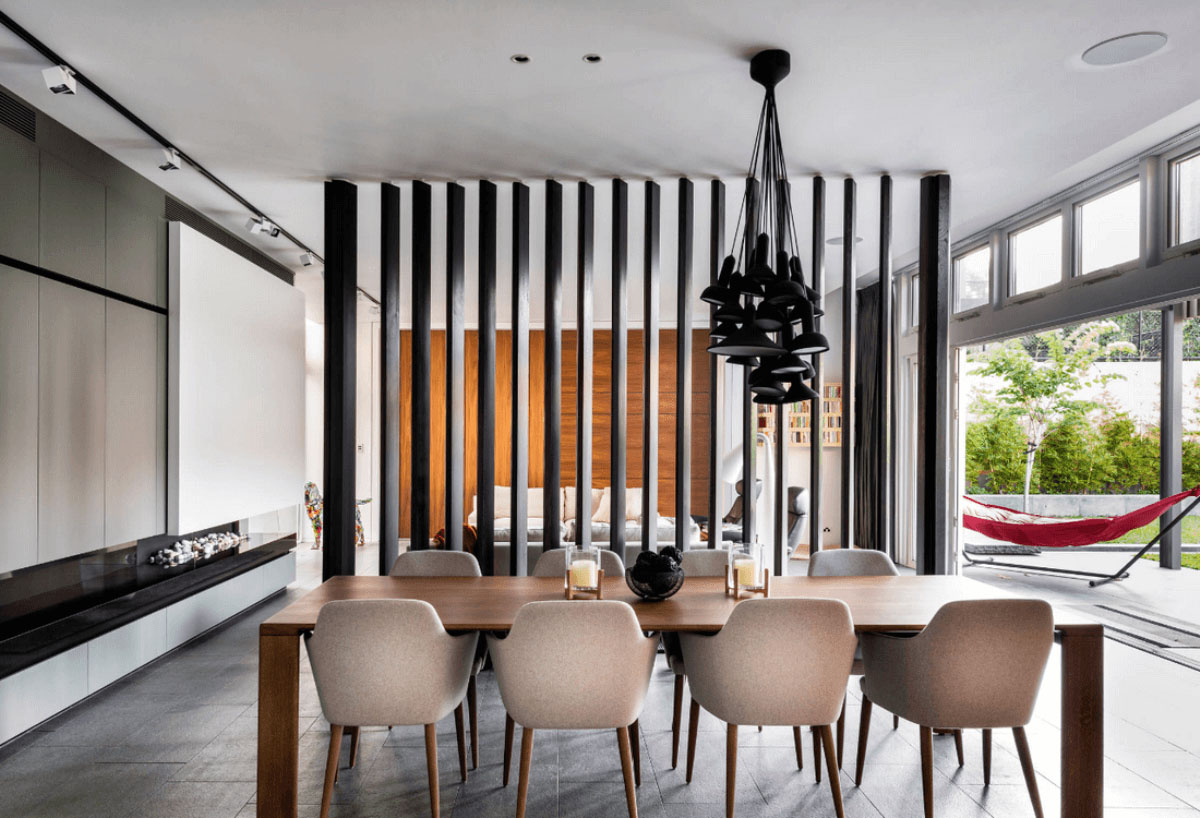 Оздоблення стін дерев'яними рейками в спальні, натуральний дизайн.