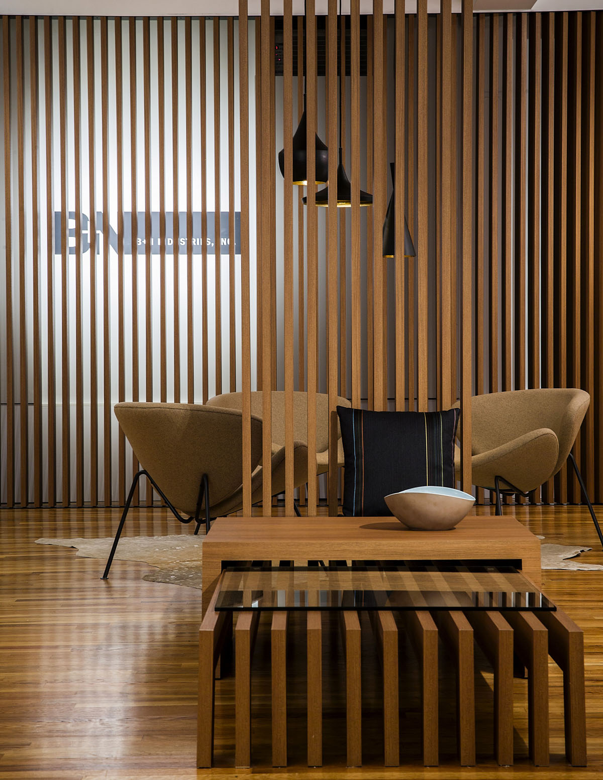 Дизайн стелі з дерев'яними рейками, оригінальне рішення для інтер'єру.