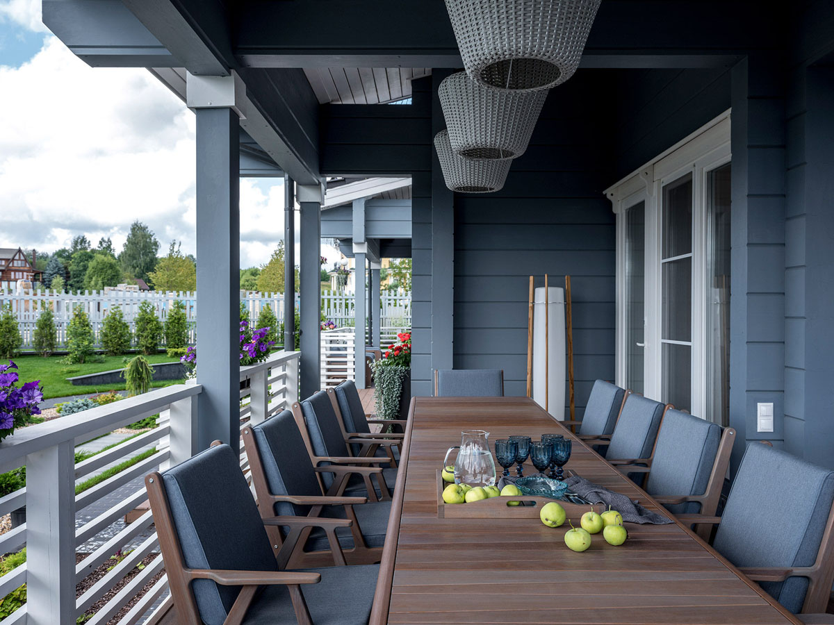 Продуманий дизайн інтер'єру кухні у дерев'яному будинку з сучасними меблями