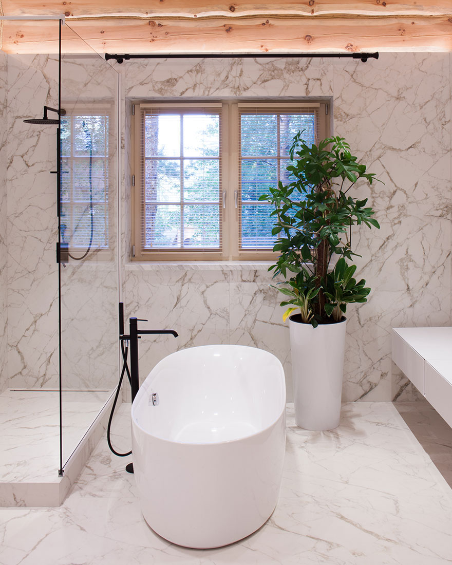 Затишний дизайн інтер'єру будинку з бруса у світлих тонах з дерев'яними меблями