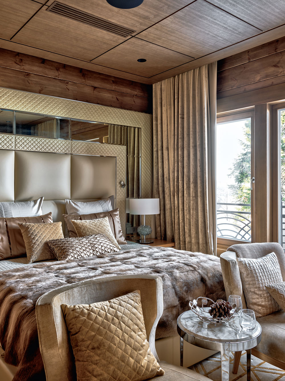 Дизайн інтер'єру спальні в дерев'яному будинку з великим ліжком та текстилем