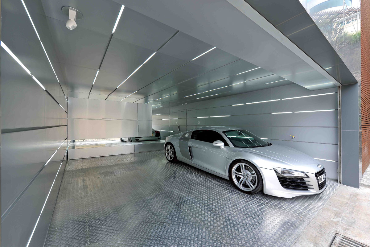 Продуманий дизайн гаража в приватному будинку з місцем для зберігання речей та інструментів.