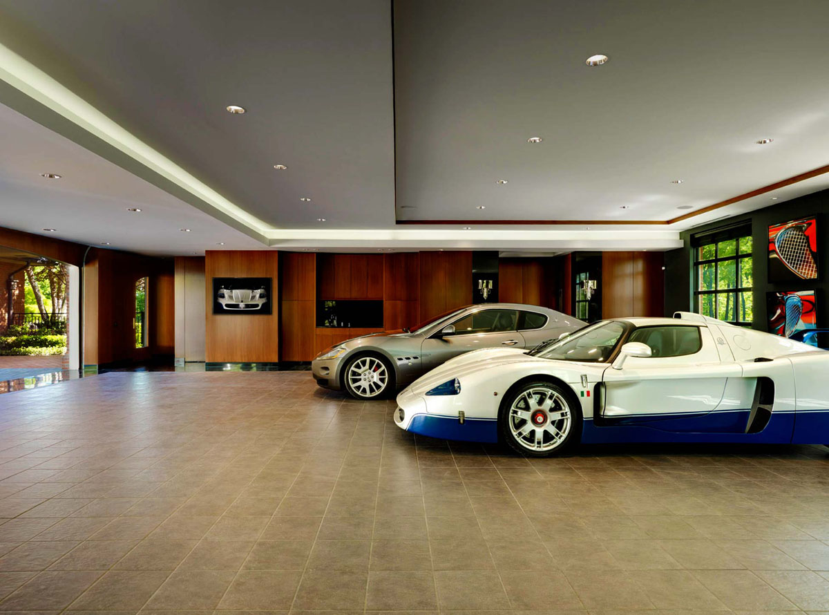 Елегантний дизайн інтер'єру гаража в приватному будинку з використанням сірих тонів та освітлення.