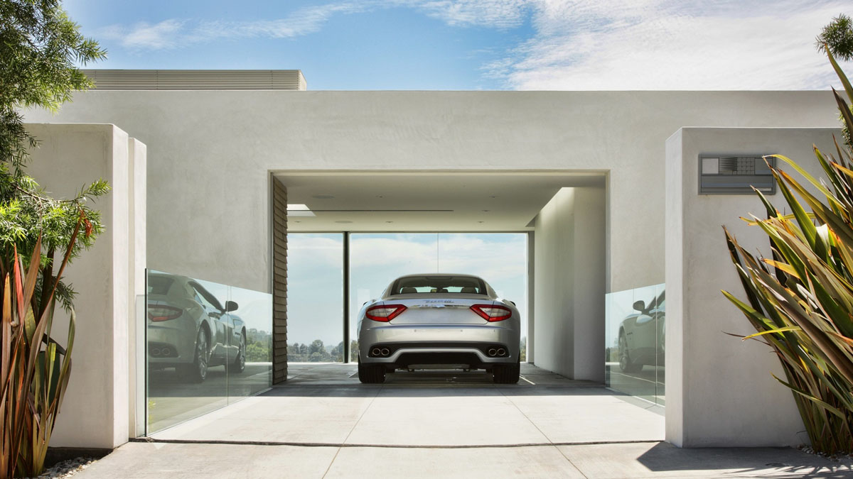 Сучасний дизайн інтер'єру гаража в приватному будинку з обладнанням та інструментами.