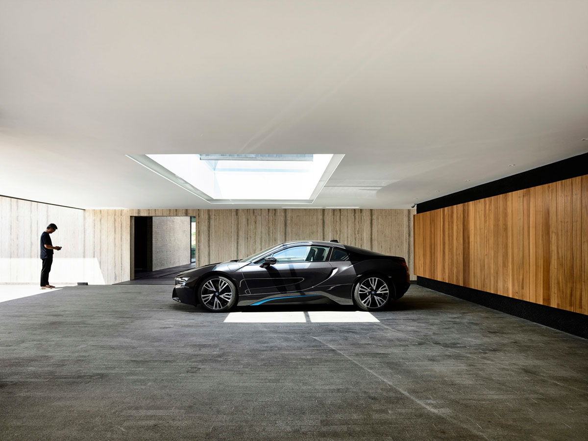 Сучасний дизайн інтер'єру гаража з освітленням та зручними системами зберігання інструментів.