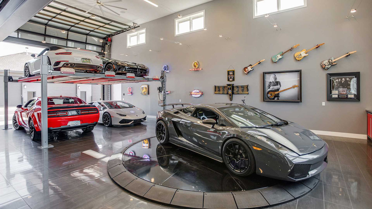 Дизайн інтер'єру гаража в приватному будинку з акцентом на організацію та порядок.