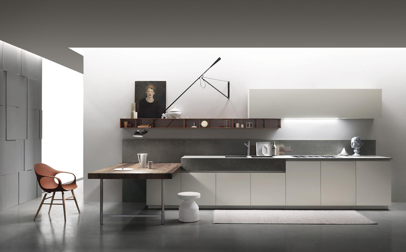 Кухня без верхніх шаф з великим вікном: багато світла, відкритий простір та сучасний вигляд.