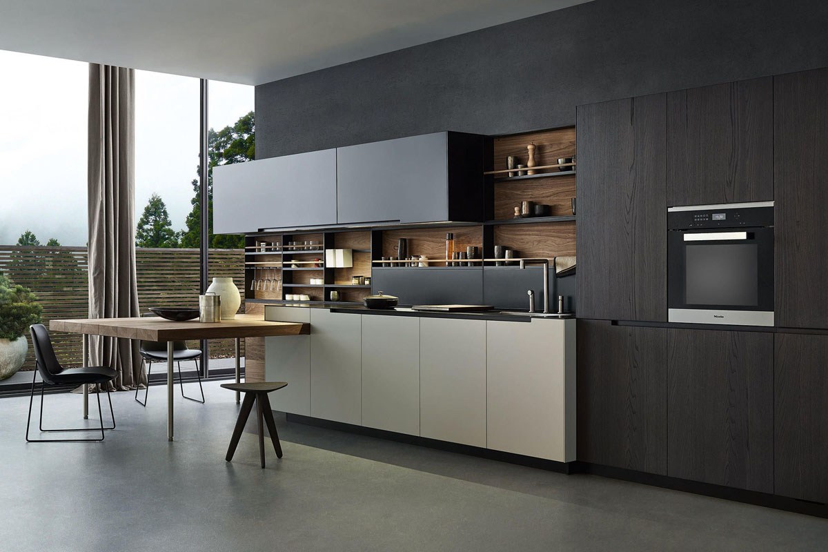 Сучасна кухня без верхніх шаф: світлий інтер'єр з дерев'яною стільницею та мінімалізмом.