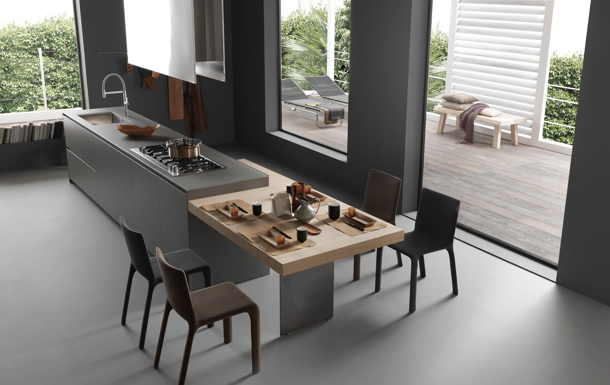 Стильна кухня в заміському будинку з островом, барними стільцями та підвісними світильниками